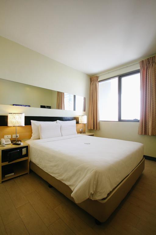 Go Hotels Iloilo Szoba fotó
